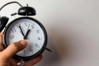 Horloge affichant l'heure légale GMT+1 au Maroc, symbolisant la décision gouvernementale de maintenir ce fuseau horaire malgré les critiques des consommateurs.