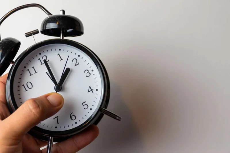 Horloge affichant l'heure légale GMT+1 au Maroc, symbolisant la décision gouvernementale de maintenir ce fuseau horaire malgré les critiques des consommateurs.