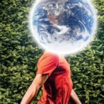 L'Habitabilité : Le Principe Juridique Révolutionnaire pour un Monde Viable 6 Illustration conceptuelle d'une planète Terre protégée par des mains, symbolisant le principe d'habitabilité et la nécessité de préserver les conditions de vie.