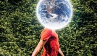 Illustration conceptuelle d'une planète Terre protégée par des mains, symbolisant le principe d'habitabilité et la nécessité de préserver les conditions de vie.