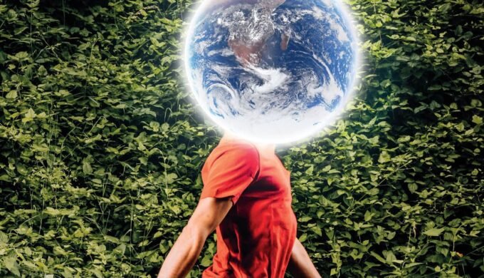 Illustration conceptuelle d'une planète Terre protégée par des mains, symbolisant le principe d'habitabilité et la nécessité de préserver les conditions de vie.