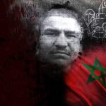 Illustration sombre de la médina de Marrakech avec une silhouette mystérieuse, évoquant le passé criminel de Hajj Mohammed Mesfioui.