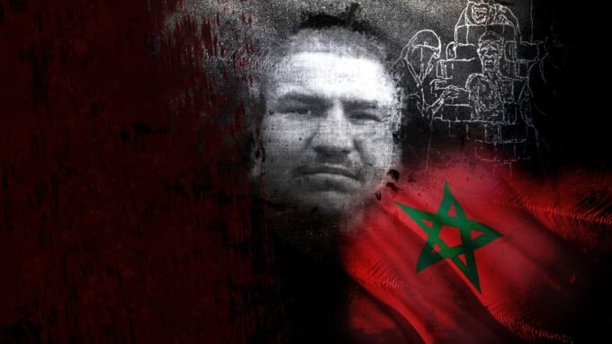 Illustration sombre de la médina de Marrakech avec une silhouette mystérieuse, évoquant le passé criminel de Hajj Mohammed Mesfioui.