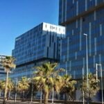 Vue aérienne d'un parc logistique moderne au Maroc, avec des entrepôts et des camions, symbolisant les nouvelles opportunités d'investissement.