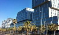Vue aérienne d'un parc logistique moderne au Maroc, avec des entrepôts et des camions, symbolisant les nouvelles opportunités d'investissement.