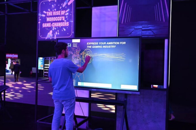 Une illustration dynamique représentant des éléments de jeux vidéo et des symboles marocains, suggérant l'innovation et la croissance de l'industrie du gaming au Maroc.