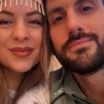 Deux infirmiers italiens, Riccardo Marchetto et Ilaria Valentini, souriants après avoir sauvé la vie d'un bébé en plein vol.