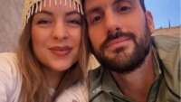 Deux infirmiers italiens, Riccardo Marchetto et Ilaria Valentini, souriants après avoir sauvé la vie d'un bébé en plein vol.