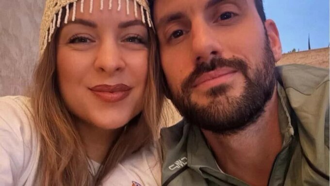 Deux infirmiers italiens, Riccardo Marchetto et Ilaria Valentini, souriants après avoir sauvé la vie d'un bébé en plein vol.