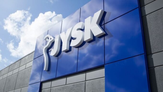 Vue extérieure du nouveau magasin JYSK au Tanger City Mall, illustrant l'architecture moderne et l'offre d'ameublement.