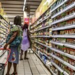 Un supermarché moderne et bien achalandé à Abidjan, Côte d'Ivoire, avec des clients faisant leurs courses. L'image est datée du 22 septembre 2025 et est attribuée à Issouf SANOGO / AFP.