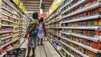 Un supermarché moderne et bien achalandé à Abidjan, Côte d'Ivoire, avec des clients faisant leurs courses. L'image est datée du 22 septembre 2025 et est attribuée à Issouf SANOGO / AFP.