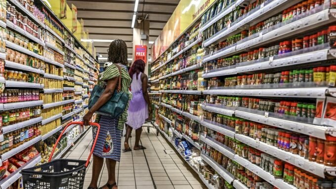 Un supermarché moderne et bien achalandé à Abidjan, Côte d'Ivoire, avec des clients faisant leurs courses. L'image est datée du 22 septembre 2025 et est attribuée à Issouf SANOGO / AFP.
