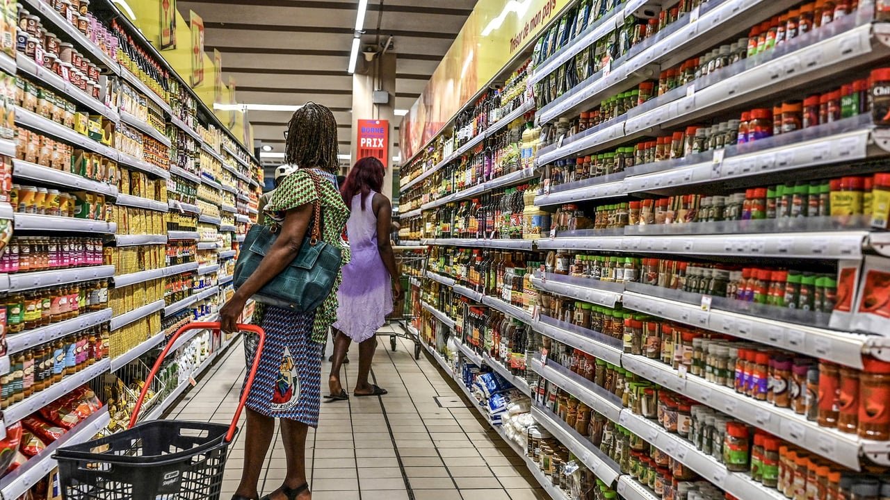 Un supermarché moderne et bien achalandé à Abidjan, Côte d'Ivoire, avec des clients faisant leurs courses. L'image est datée du 22 septembre 2025 et est attribuée à Issouf SANOGO / AFP.