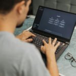 Une main humaine interagissant avec une interface d'IA, symbolisant la création de prompts.