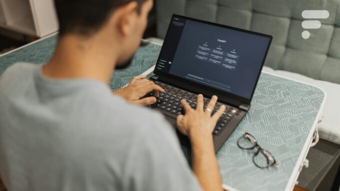 Une main humaine interagissant avec une interface d'IA, symbolisant la création de prompts.