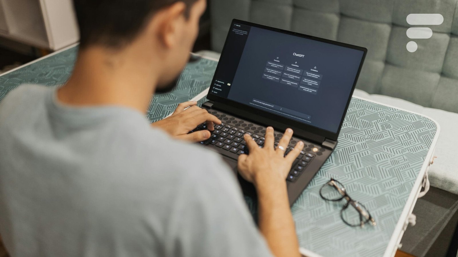 Une main humaine interagissant avec une interface d'IA, symbolisant la création de prompts.