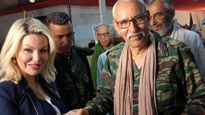 L'avocate algérienne Latifa Dib et le chef du Front Polisario, Brahim Ghali, dans un camp de Tindouf.