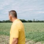 Des agriculteurs manifestent près d'un champ irrigué, symbolisant la tension autour de la gestion de l'eau.