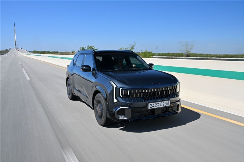 Le Retour Triomphal du Kia Seltos Diesel au Maroc : Un SUV Compact Réinventé pour Conquérir la Route 3 Le nouveau Kia Seltos diesel, un SUV compact élégant et moderne, présenté au Maroc avec sa calandre 'Star Map' et ses feux full LED, prêt à conquérir les routes.