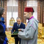 Le roi Mohammed VI reçoit l’alpiniste Nawal Sfendla et la décore du Wissam 4 Le roi Mohammed VI reçoit