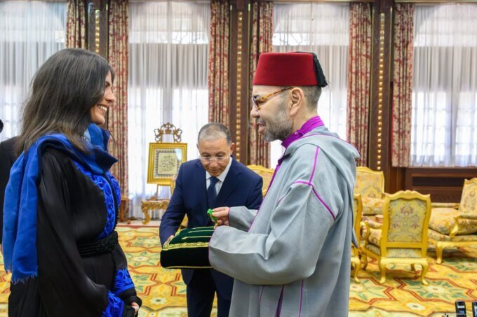 Le roi Mohammed VI reçoit l’alpiniste Nawal Sfendla et la décore du Wissam 6 Le roi Mohammed VI reçoit