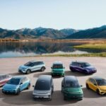 Leapmotor franchit les 1,5 million de livraisons mondiales : un succès électrique fulgurant 6 Une flotte de véhicules électriques Leapmotor de différents modèles, alignés devant un horizon urbain moderne, symbolisant l'atteinte des 1,5 million de livraisons mondiales et l'expansion de la marque.
