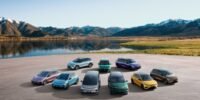 Une flotte de véhicules électriques Leapmotor de différents modèles, alignés devant un horizon urbain moderne, symbolisant l'atteinte des 1,5 million de livraisons mondiales et l'expansion de la marque.