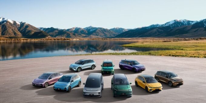 Leapmotor franchit les 1,5 million de livraisons mondiales : un succès électrique fulgurant 6 Une flotte de véhicules électriques Leapmotor de différents modèles, alignés devant un horizon urbain moderne, symbolisant l'atteinte des 1,5 million de livraisons mondiales et l'expansion de la marque.