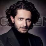 Guillaume Pley, fondateur de Legend, dans un studio d'enregistrement, symbolisant l'influence de son média en ligne sur le paysage politique français.