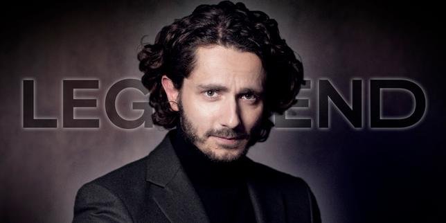 Guillaume Pley, fondateur de Legend, dans un studio d'enregistrement, symbolisant l'influence de son média en ligne sur le paysage politique français.