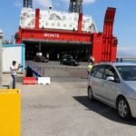 Scène d'accueil au port Tanger Med pour l'opération Marhaba 2026, montrant des familles MRE et le personnel de la Fondation Mohammed V pour la Solidarité.