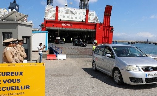 Scène d'accueil au port Tanger Med pour l'opération Marhaba 2026, montrant des familles MRE et le personnel de la Fondation Mohammed V pour la Solidarité.