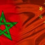 Brahim Fassi Fihri, président de l'Institut Amadeus, en discussion avec des officiels chinois à Pékin, symbolisant le renforcement du partenariat stratégique Maroc-Chine.