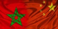 Brahim Fassi Fihri, président de l'Institut Amadeus, en discussion avec des officiels chinois à Pékin, symbolisant le renforcement du partenariat stratégique Maroc-Chine.