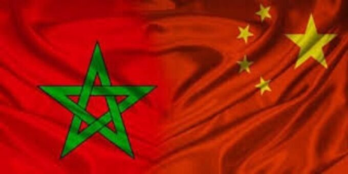 Brahim Fassi Fihri, président de l'Institut Amadeus, en discussion avec des officiels chinois à Pékin, symbolisant le renforcement du partenariat stratégique Maroc-Chine.