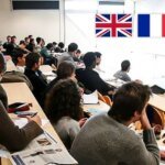 Jeunes Marocains utilisant des smartphones, symbolisant le basculement linguistique vers l'anglais.