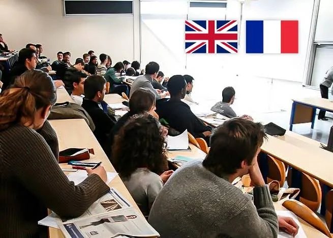 Jeunes Marocains utilisant des smartphones, symbolisant le basculement linguistique vers l'anglais.