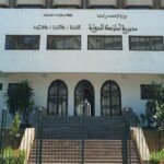 Vue aérienne de vastes terres au Maroc, symbolisant le patrimoine foncier de l'État et son rôle dans le développement économique.