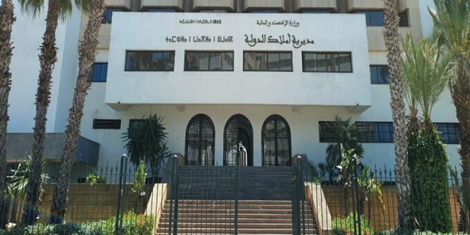 Vue aérienne de vastes terres au Maroc, symbolisant le patrimoine foncier de l'État et son rôle dans le développement économique.