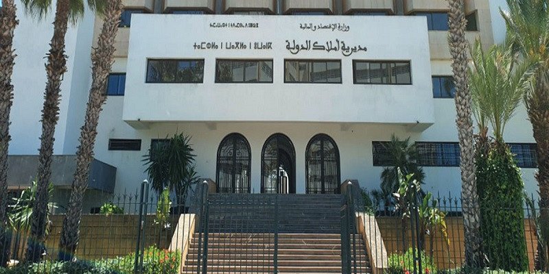 Vue aérienne de vastes terres au Maroc, symbolisant le patrimoine foncier de l'État et son rôle dans le développement économique.
