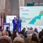 Maroc : Le Gigantesque Défi de la Transmission pour 93% des Entreprises Familiales 6 Une famille marocaine, symbolisant les entreprises familiales, se réunissant autour d'une table pour discuter de la transmission et de la pérennité de leur héritage économique.