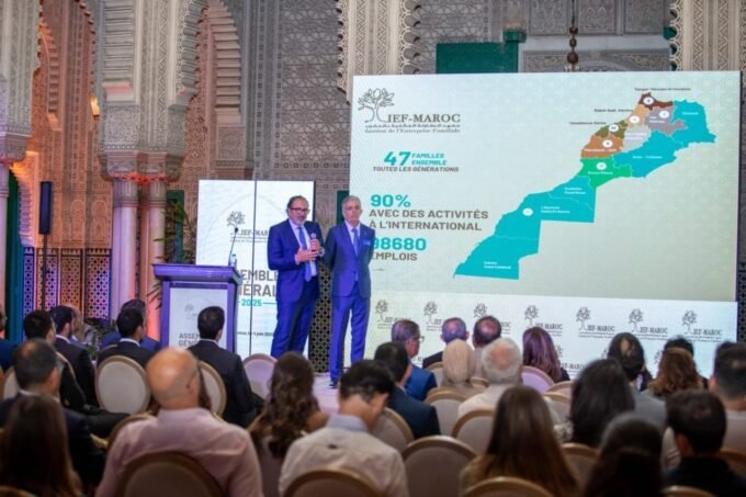 Une famille marocaine, symbolisant les entreprises familiales, se réunissant autour d'une table pour discuter de la transmission et de la pérennité de leur héritage économique.