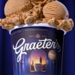 Marrakech inspire une nouvelle glace aux États-Unis 2 Un pot de crème glacée 'Marrakesh Coffee' de Graeter's avec des motifs marocains et la Koutoubia en arrière-plan.
