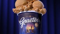 Un pot de crème glacée 'Marrakesh Coffee' de Graeter's avec des motifs marocains et la Koutoubia en arrière-plan.