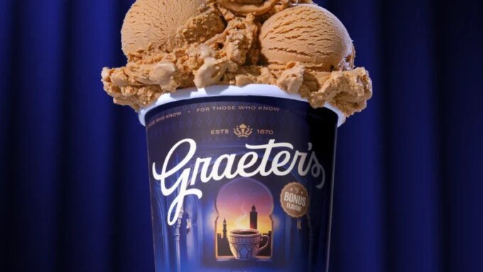 Un pot de crème glacée 'Marrakesh Coffee' de Graeter's avec des motifs marocains et la Koutoubia en arrière-plan.