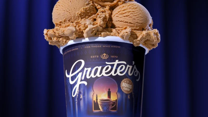 Un pot de crème glacée 'Marrakesh Coffee' de Graeter's avec des motifs marocains et la Koutoubia en arrière-plan.