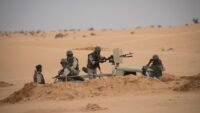 Soldats mauritaniens en mission de surveillance dans le sud-est du pays, près de la frontière malienne, symbolisant la vigilance du pays.