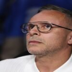 Mohamed Ouahbi, entraîneur de la sélection marocaine, lors d'une conférence de presse, souriant et confiant.
