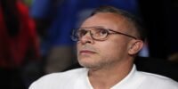 Mohamed Ouahbi, entraîneur de la sélection marocaine, lors d'une conférence de presse, souriant et confiant.